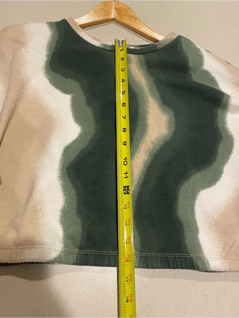 👛🫶🏽👌Open Edit Women’s Green & Cream Cropped Tie-Side Sweatshirt - Picture 2 of 5